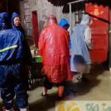 闻“汛”而动,彻夜坚守!望城坡街道全力筑牢防汛“安全堤”