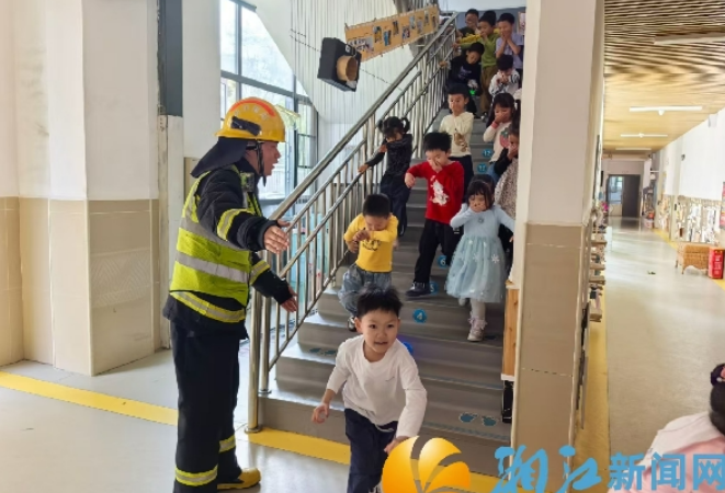 沉浸式消防实训 筑牢校园安全防线