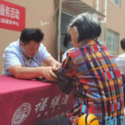 义诊义剪暖人心 关爱邻里在骑龙
