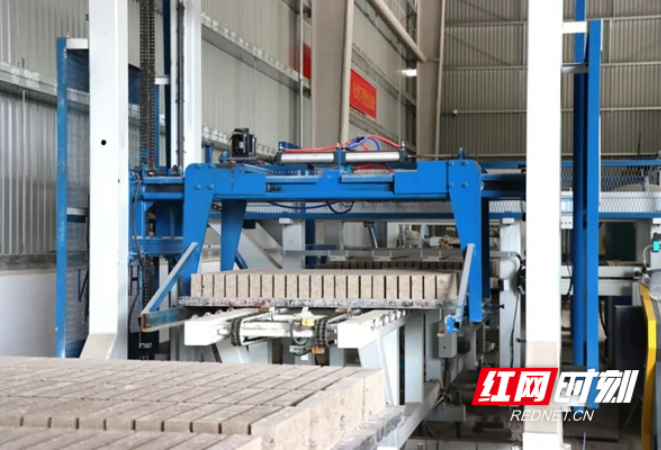 10秒过“安检”，售价更低！麓谷建科再生砖进入实际应用