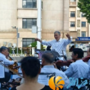 青石板上响起提琴声，白沙液街有了新“乐”趣
