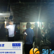 夜间巡查不松懈 筑牢小区安全防线