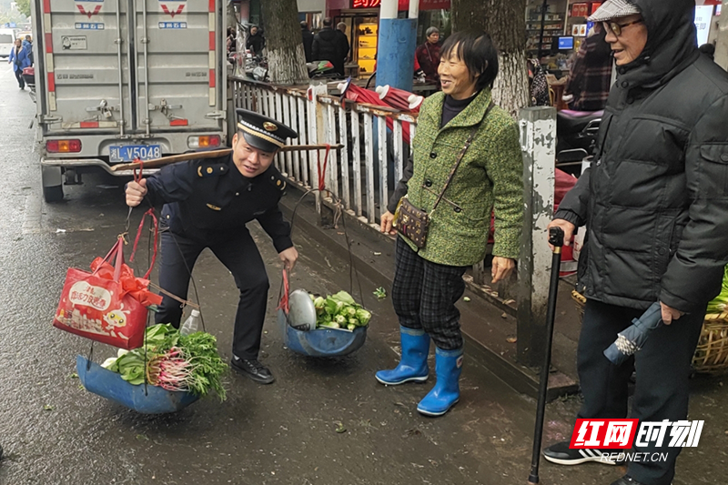 资兴：城管“温度执法”破解占道经营难题