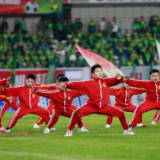 “湘超”岳阳专场昨晚燃情启幕!2万观众体验湘阴“文武大秀”