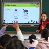 湖南岳阳：“法治嘉年华”进校园，闯关游戏护成长