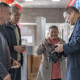 岳阳火车站：站台拾获老人一年积蓄  工作人员多方找寻物归原主