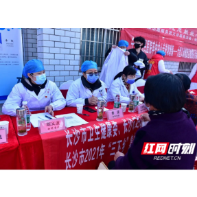 下乡义诊近民情，送医送药暖人心