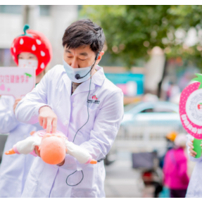 礼物、快闪、女神专列，还有草莓医生急救科普，这座城市的女神“节味”有了