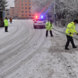 冷水江三尖镇干群齐心迎战大雪 保安全畅通