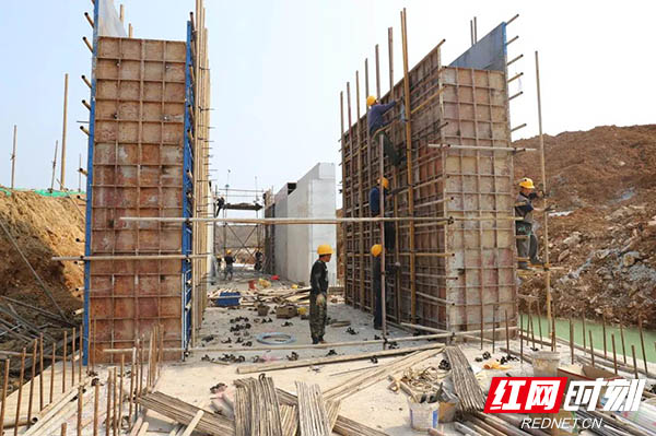 香泉湾安置基地盖板涵新建工程。已完成底板300米，墙身24米，预计4月底完成所有工程任务。