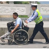 我为群众办实事 | 新化暖心交警护送残疾人过桥
