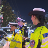 33万网友围观新化交警夜查现场大直播