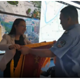 女子以儿子名义向娄底交警送锦旗 原因竟是......