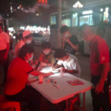 娄底市无偿献血志愿者顶烈日冒酷暑开展志愿服务