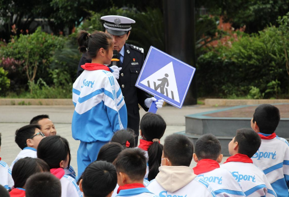 湘潭交警进校园 守护安全成长路——九华吉利学校开展交通安全进校园活动