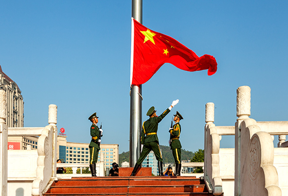 生在红旗下 长在春风里｜郴州五岭广场举行升国旗仪式