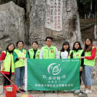 图集|临武社工深入游园义务清理垃圾获市民好评