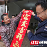 喜迎新春送祝福 税务帮困暖人心
