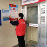 社区里飘扬着“志愿红”