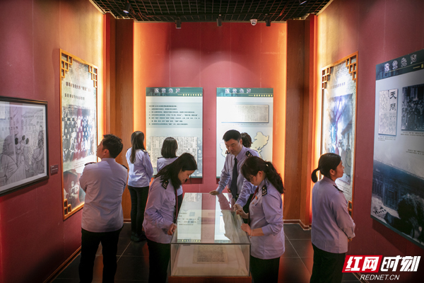 配图：雨花税务党员干部在新民学会史实陈列馆参观学习.jpg