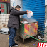 网格巡查闻“香”识烟，及时制止露天焚烧