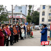 守卫蓝天 网格员发传单贴标语加强烟花爆竹禁燃限放宣传