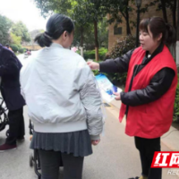 小品宣传“一盔一带”，交通安全常“系”心间