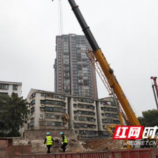 中国二十冶若兰广场开展劳动竞赛 以品质项目向党献礼