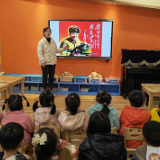 “学雷锋”萌娃在行动