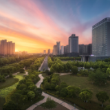 各线城市房价持续“全跌”态势，同比仅一线维持正增长
