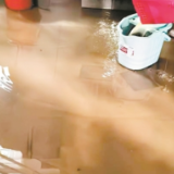 楼宇水管爆了又爆 居民用水停了又停