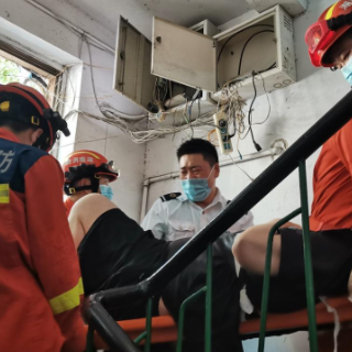 医警联动搭起“回家梯” 术后患者被稳稳抬回家
