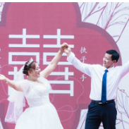四对银发夫妻的"毕业婚礼"惊艳全城