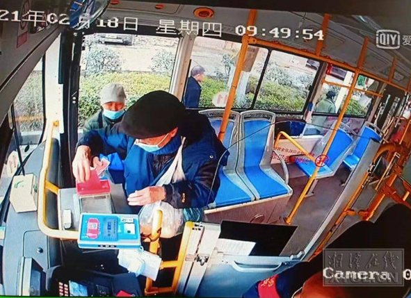 湘潭一年迈老人给公交司机发红包