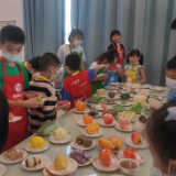 可爱孩子们变身小小营养师