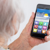 调查发现超半数65岁至69岁老年人使用智能手机