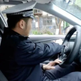 交警支招预防“开门杀”