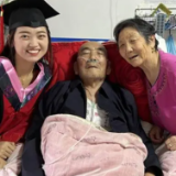 她在爷爷病床前拍博士毕业照