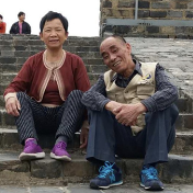  金婚夫妇演绎中国式爱情