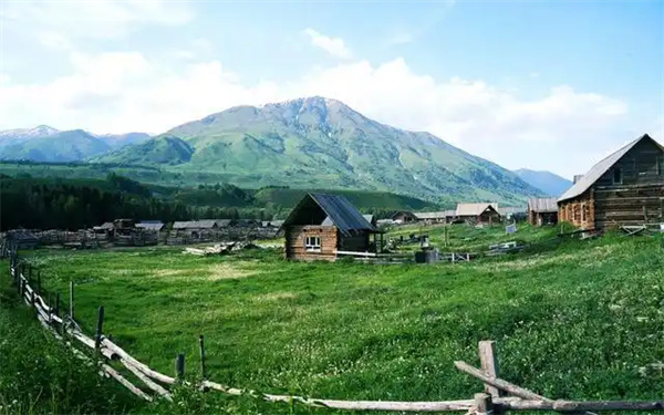 新疆阿勒泰地区布尔津县的禾木村.jpg