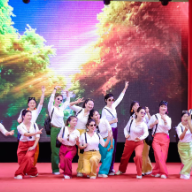 银龄竞绽风采 校企共筑温情——快乐老人大学2025秋季汇演圆满落幕