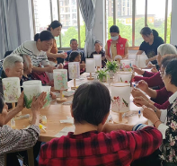长沙市四方坪街道左岸社区：巧手做花灯，情暖母亲节