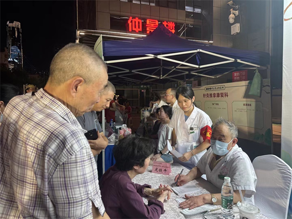 龙铁牛教授夜市为患者接诊.jpg 龙铁牛教授夜市为患者接诊.jpg
