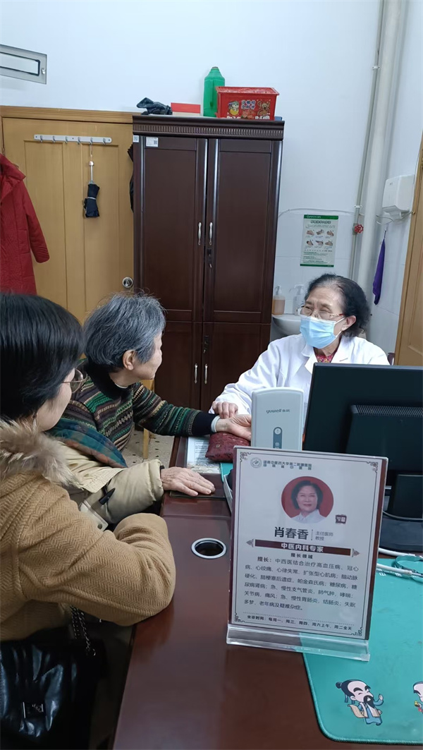 肖春香教授为患者接诊.jpg 肖春香教授为患者接诊.jpg