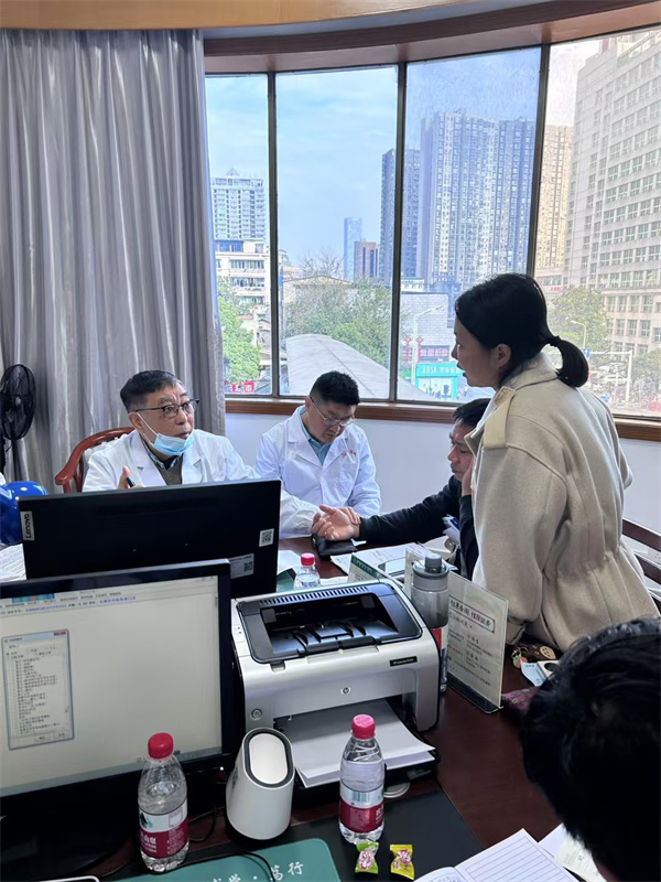 袁长津教授为患者接诊.jpg 袁长津教授为患者接诊.jpg
