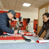 长沙市开福区左岸社区开展“红心向党 墨香传福”2026年写春联送祝福活动