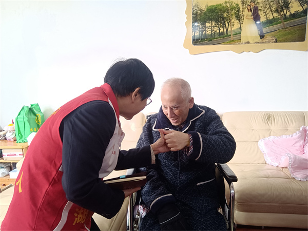 在雁峰区白竹皂社区,来自轮椅上的自信,湖南好人尹春云和轮椅上的老人李湧交谈甚欢.jpg 在雁峰区白竹皂社区,来自轮椅上的自信,湖南好人尹春云和轮椅上的老人李湧交谈甚欢.jpg