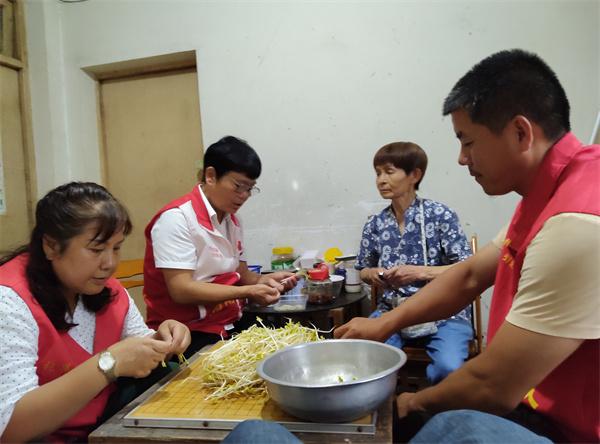 湖南好人尹春云带领志愿者走访75岁失独老人任阿姨,送去免费蔬菜并贴心陪聊,给予暖心疏导。.jpg 湖南好人尹春云带领志愿者走访75岁失独老人任阿姨,送去免费蔬菜并贴心陪聊,给予暖心疏导。.jpg