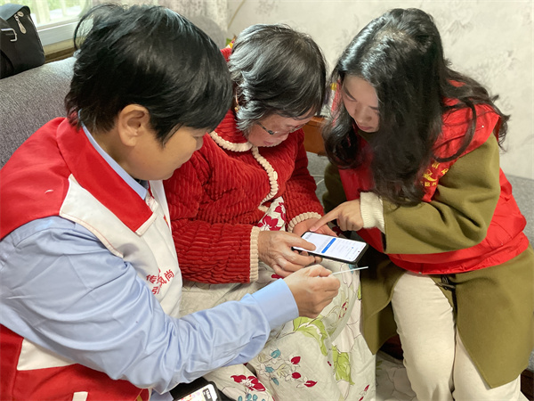 岳麓社区:上门为特殊家庭送政策,正在手把手教段家珍使用智能手机,手机上操作认证系统,轻松掌握智慧生活。.jpg 岳麓社区:上门为特殊家庭送政策,正在手把手教段家珍使用智能手机,手机上操作认证系统,轻松掌握智慧生活。.jpg