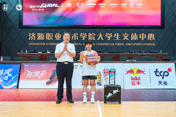女篮MVP关慧君.jpg